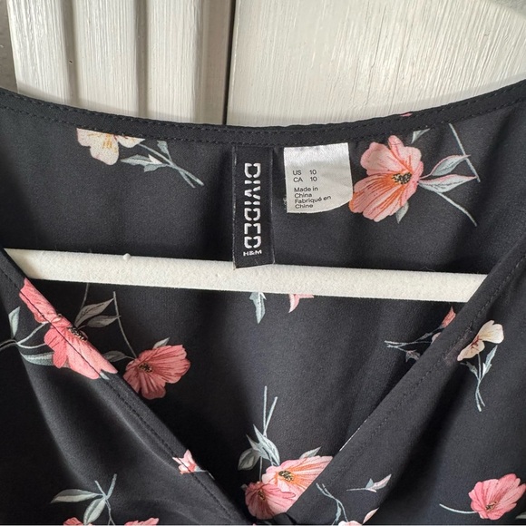 🔥MOVING SALE🔥 H&M Black and Pink Floral Blouse - Picture 3 of 5